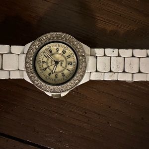 White quartz watch, needs battery